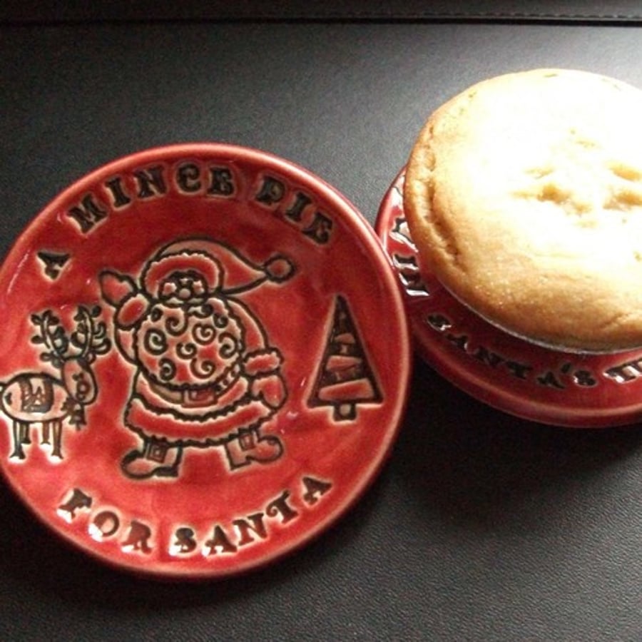 Individual mince pie plate for Santa Red