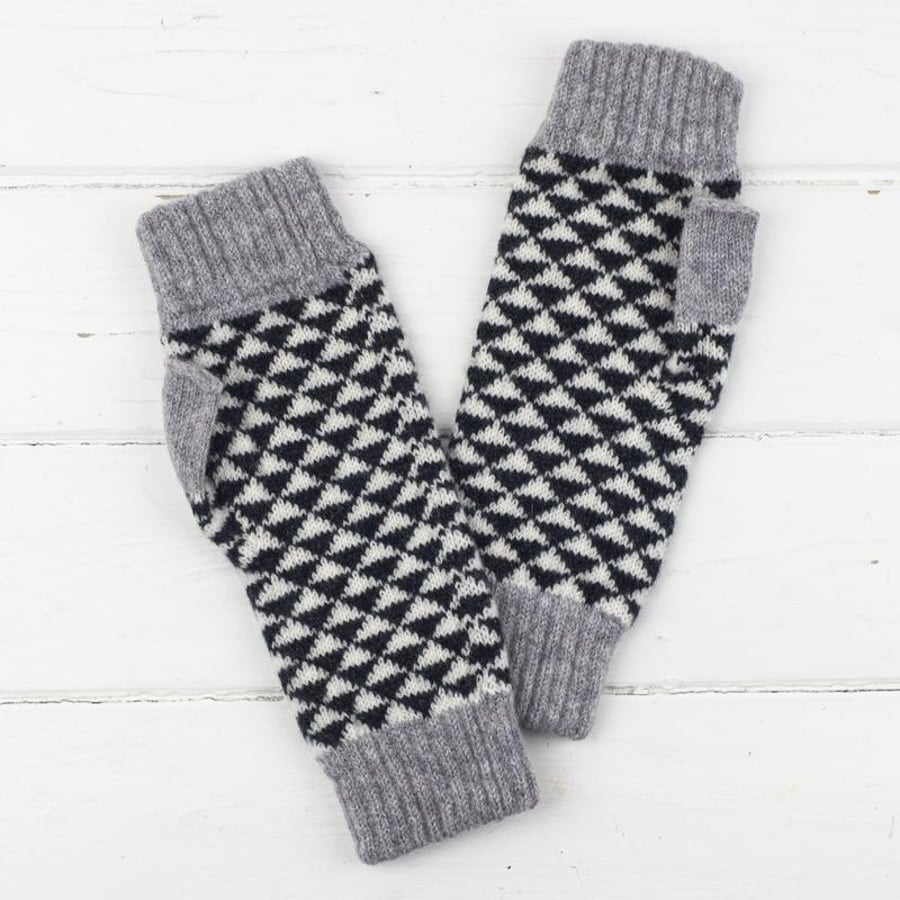 Triangle mitts - monochrome