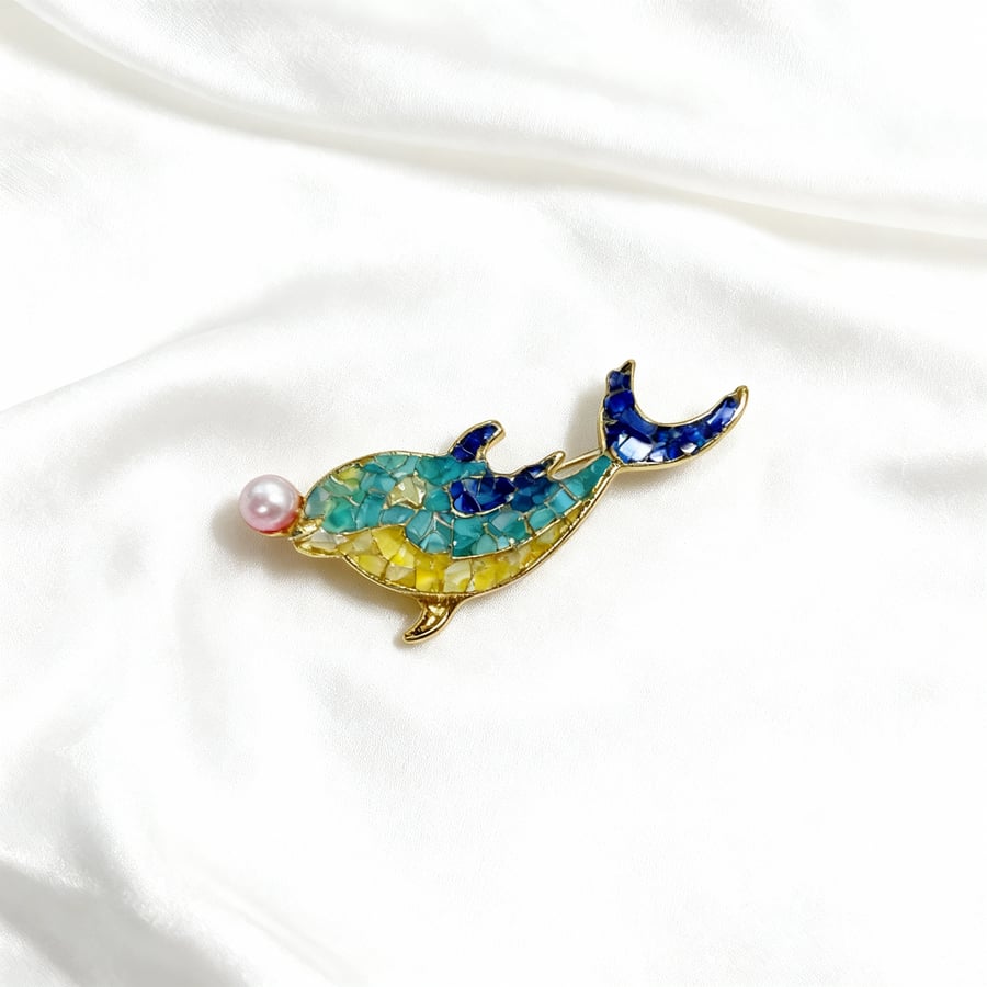 Resin Shell Dolphin Brooch with Faux Pearl – Ocean-Inspired Design