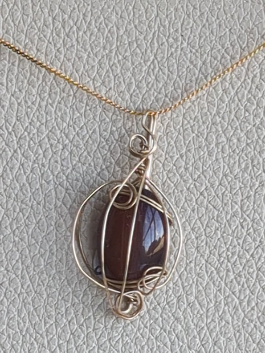 Caramel agate in 14ct gold filled wire pendant 