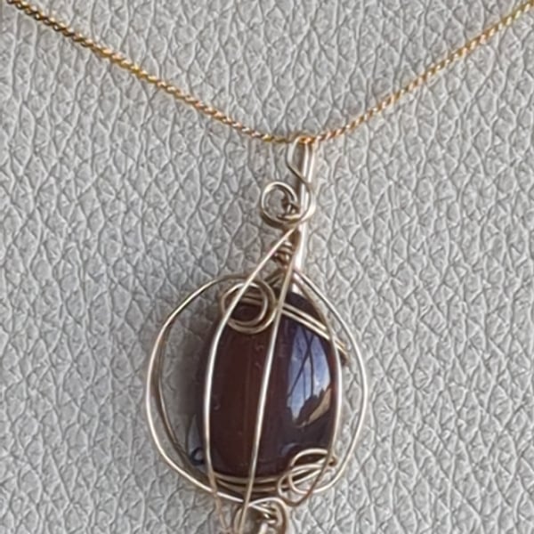 Caramel agate in 14ct gold filled wire pendant 