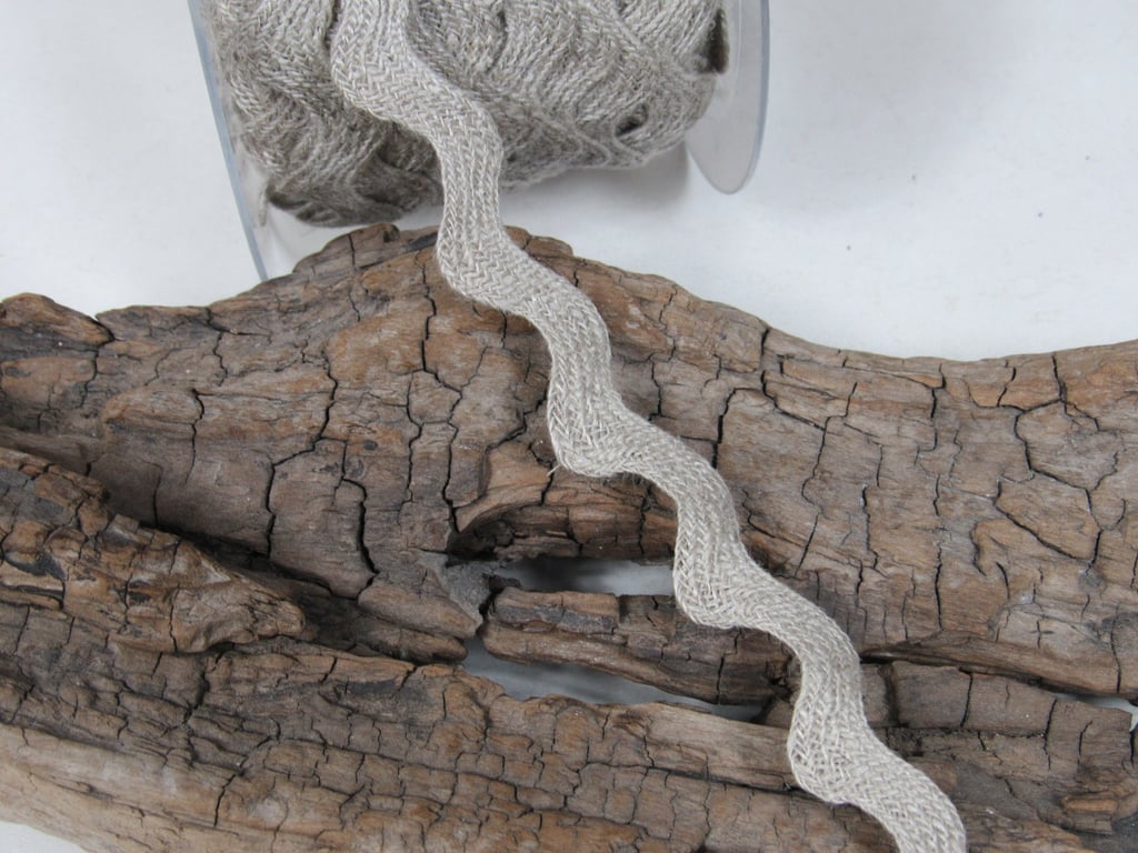 1 metre 15mm wide Natural Linen RicRac Trim