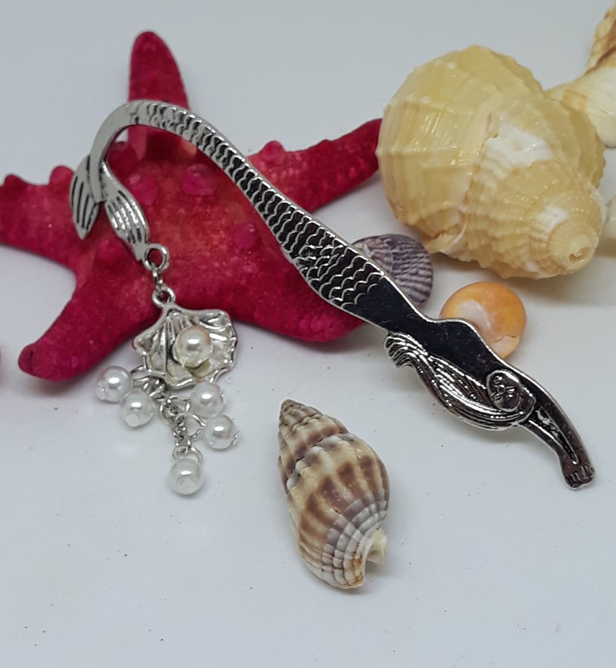 SM24 Mermaid bookmark with shell and pearls