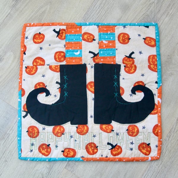 Seconds Sunday - Halloween 'Witches Boots' Mini Quilt Wall Hanging Table Topper