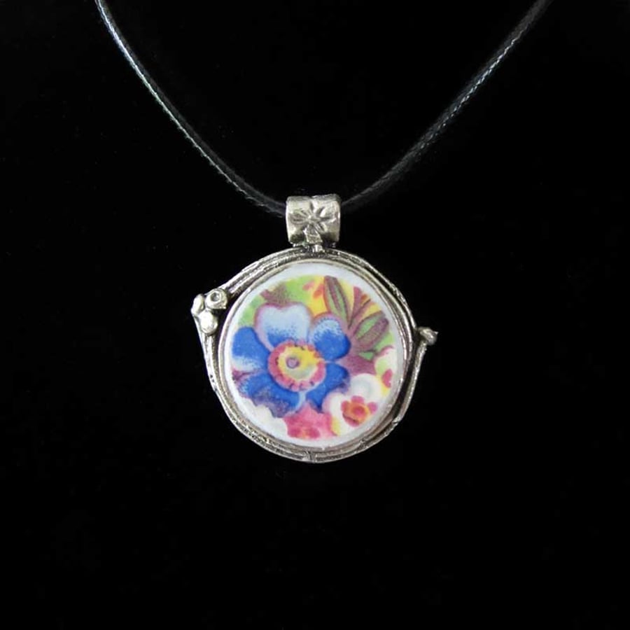 PENDANT VINTAGE CHINA BROKEN CERAMIC NECKLACE