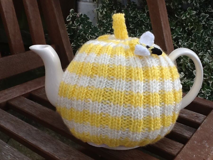 Yellow and white  Tea Cosy - 4 cup pot with mini bumble bee