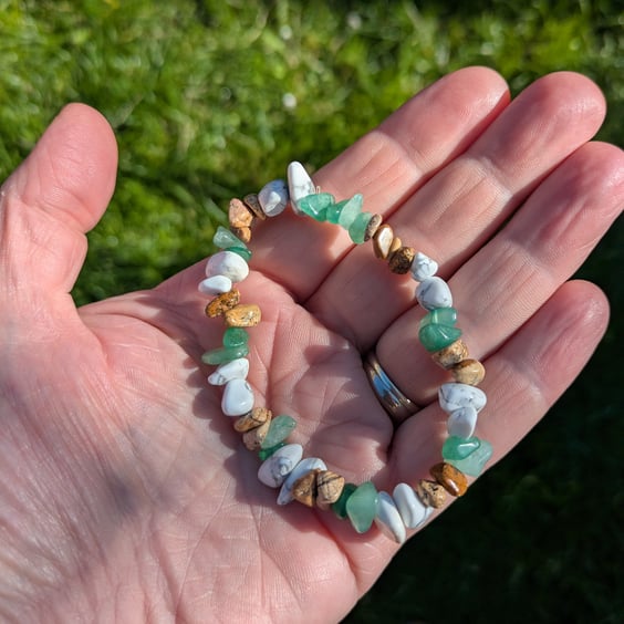 Stress relief bracelet with green aventurine, howlite and crazy lace agate