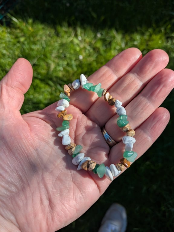Stress relief bracelet with green aventurine, howlite and crazy lace agate