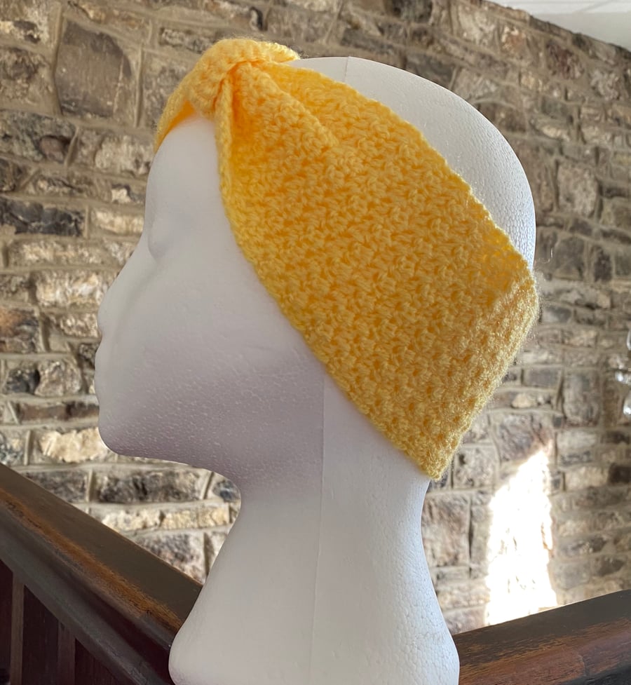 Women’s ear warmer in yellow 