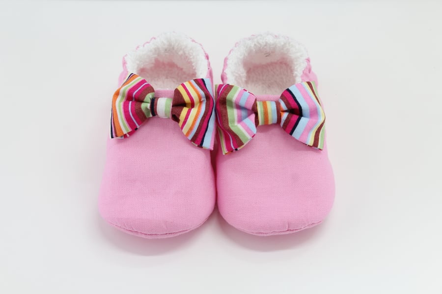 Baby pink girls shoes with bow, girls shoes, baby gifts, girls gifts.
