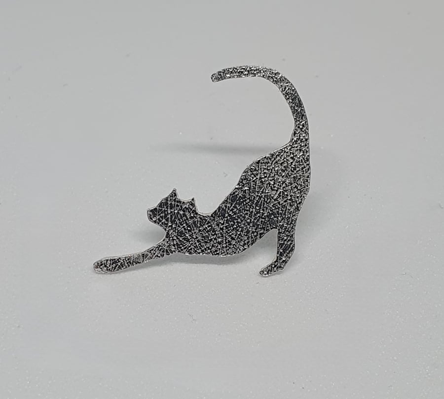 Bowing cat brooch or tie pin