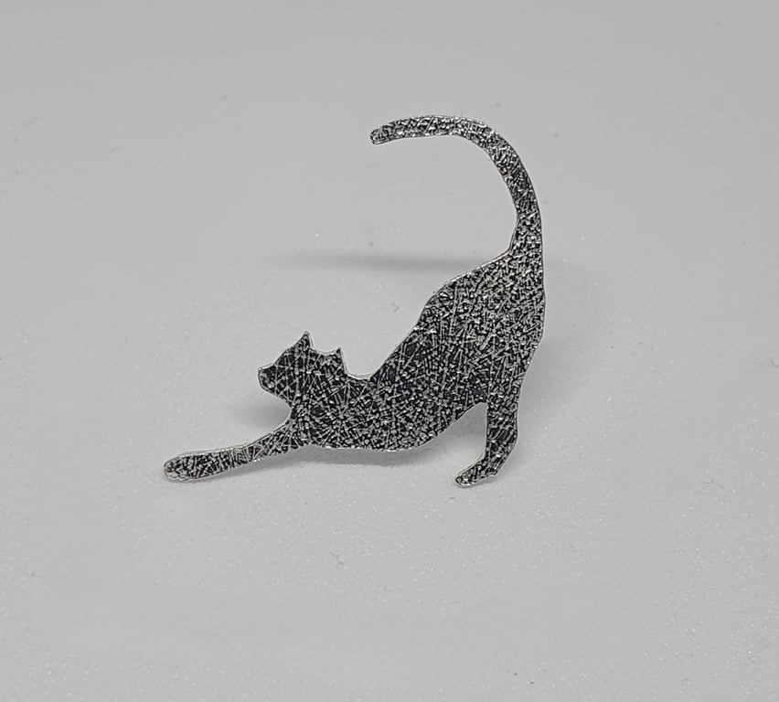 Bowing cat brooch or tie pin
