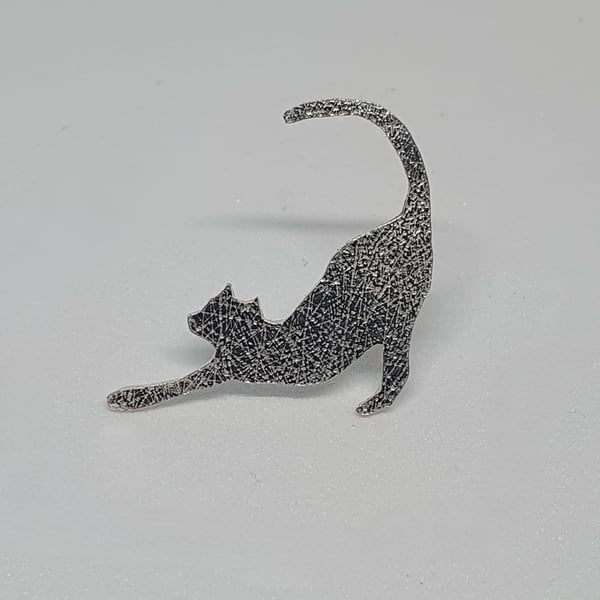 Bowing cat brooch or tie pin