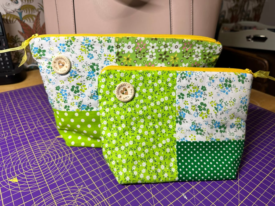 Set of 2 cosmetic bags 