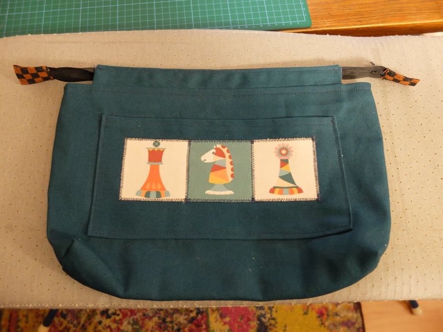 Zipped pouch for chess board