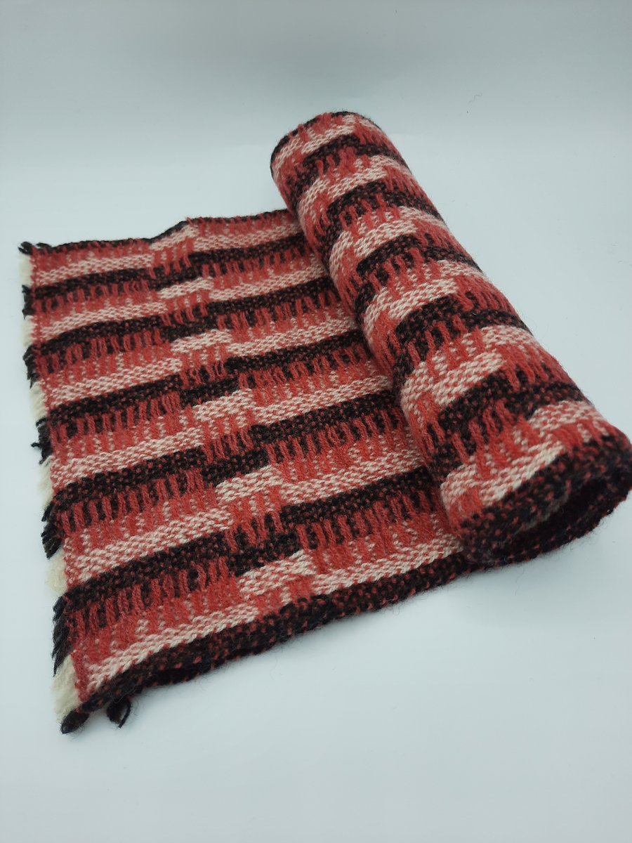 Mid-century 'tidy' lambswool scarf – pinkish red ladders