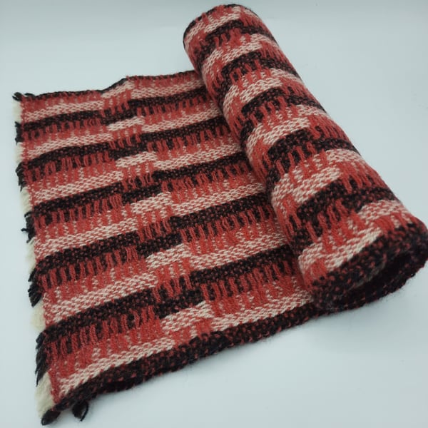 Mid-century 'tidy' lambswool scarf – pinkish red ladders