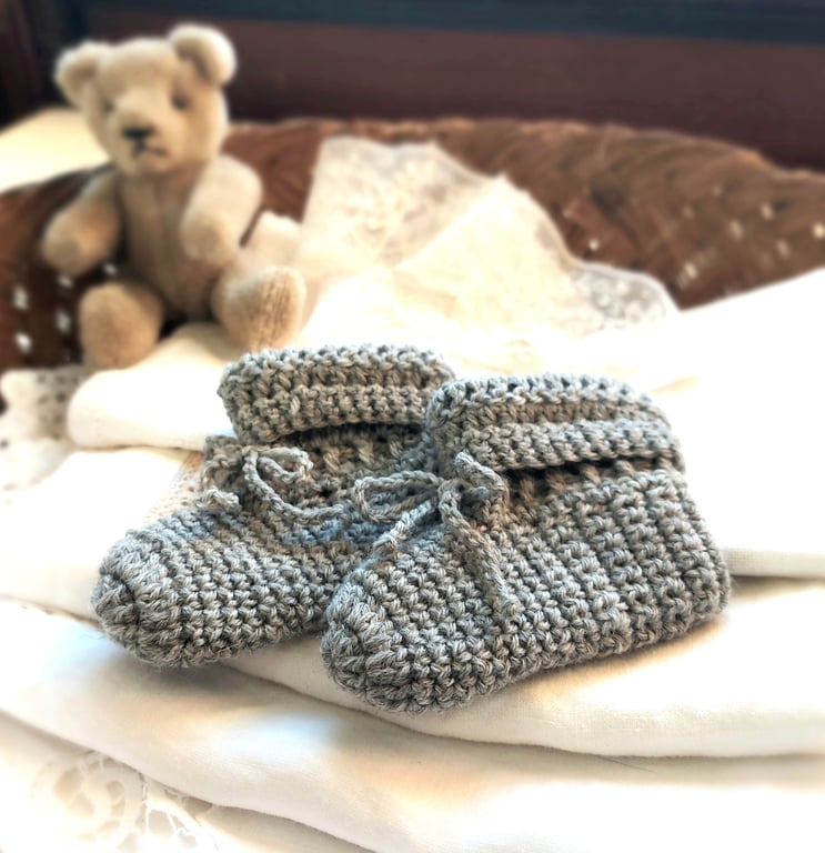 Baby Booties, organic certified wool, gift for newborn baby, 0-3  months