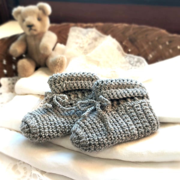 Baby Booties, organic certified wool, gift for newborn baby, 0-3  months