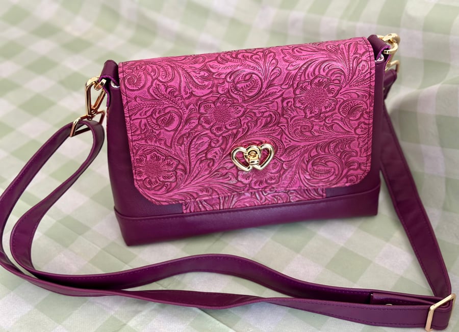 Mini Iris Crossbody Bag. Pattern by A Quaint Stitch.