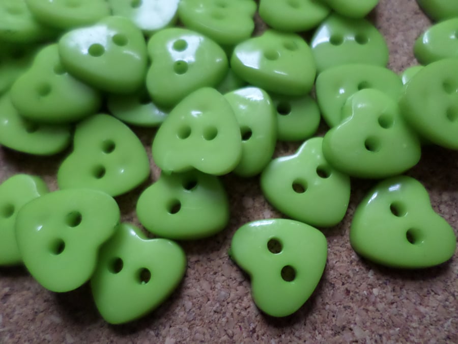 30 x 2-Hole Acrylic Buttons - Heart - 12mm - Green 