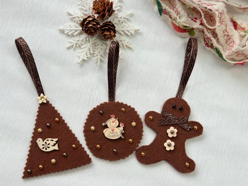 Set of 3 traditional gingerbread men hanging Christmas tree ornaments