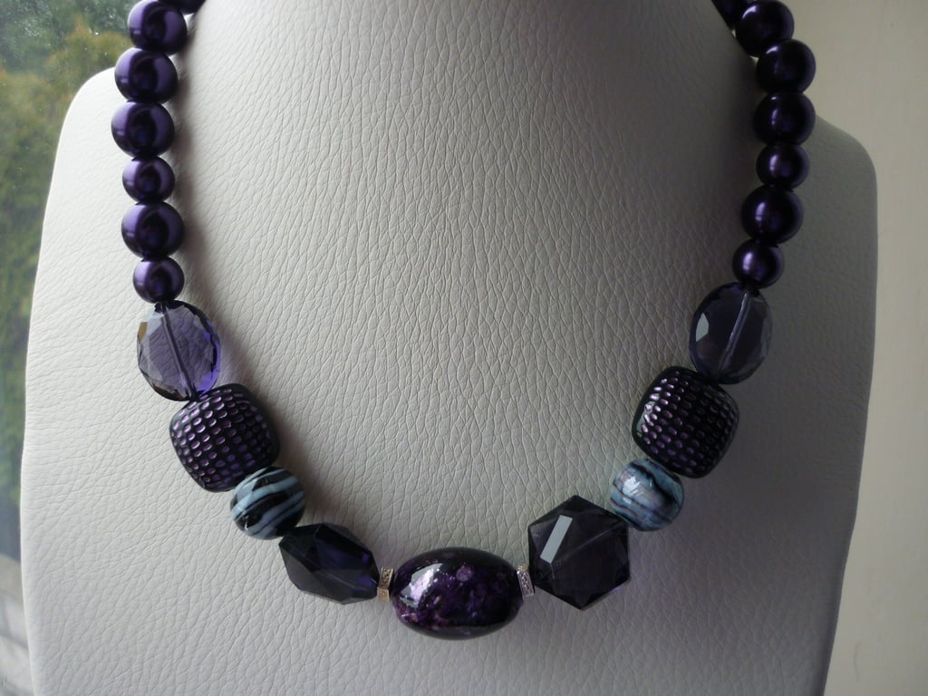DARK VIOLET AND SILVER CHUNKY NECKLACE. 