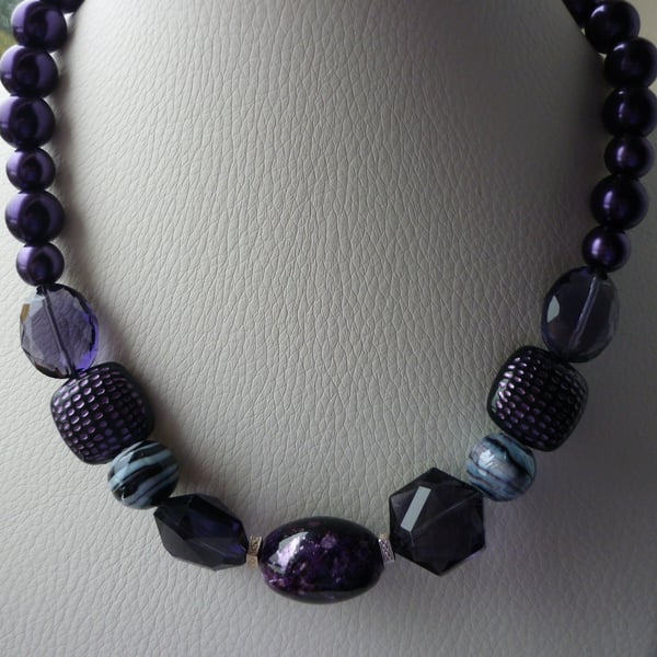DARK VIOLET AND SILVER CHUNKY NECKLACE. 