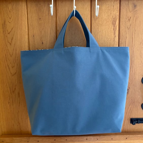 Tote bag, beach bag, short handle shopper in blue with bright floral lining
