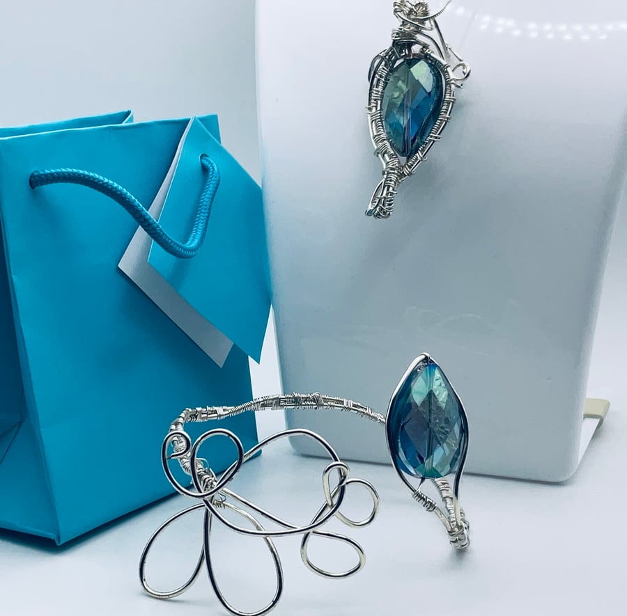 Bargain buy blue Czech glass twisted bracelet.