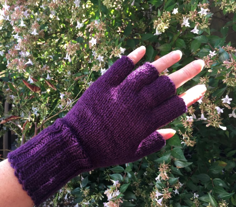 Plum fingerless gloves
