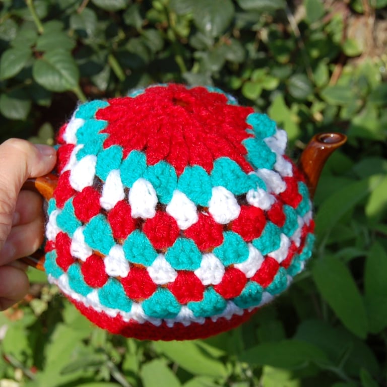 Crochet granny stitch tea cosy to fit a small tea for one teapot