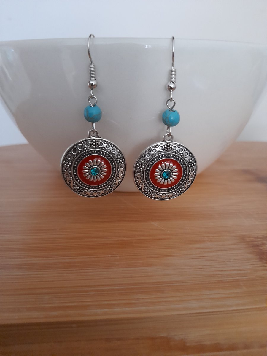 SILVER, RED AND GREEN ROUND FANCY DANGLE EARRINGS.