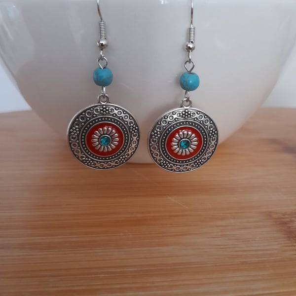 SILVER, RED AND GREEN ROUND FANCY DANGLE EARRINGS.