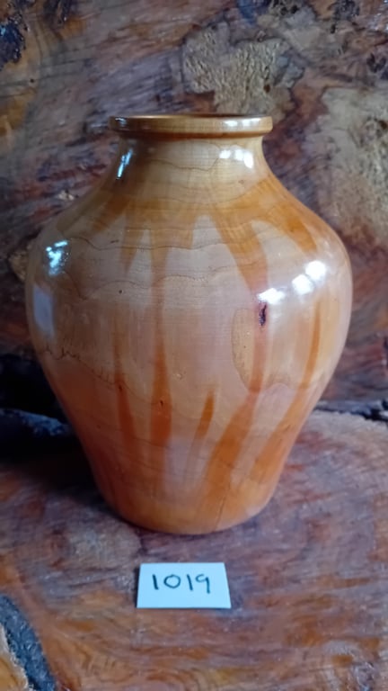 Handturned vase. Lovely grain. Item no 1019 
