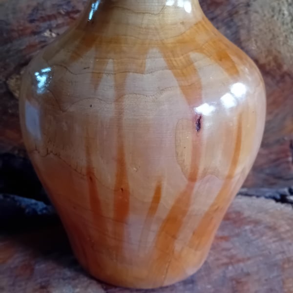 Handturned vase. Lovely grain. Item no 1019 
