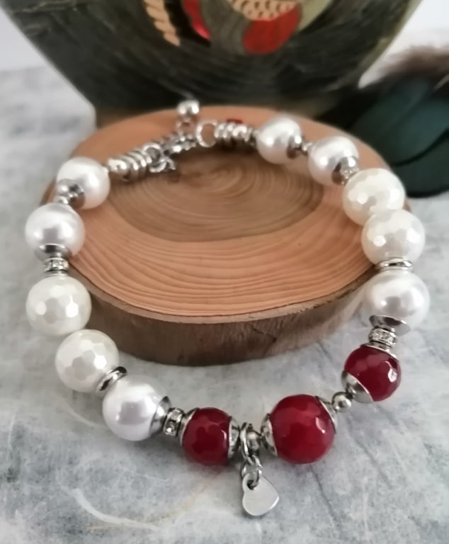 White pearl and red quartz beaded bracelet,