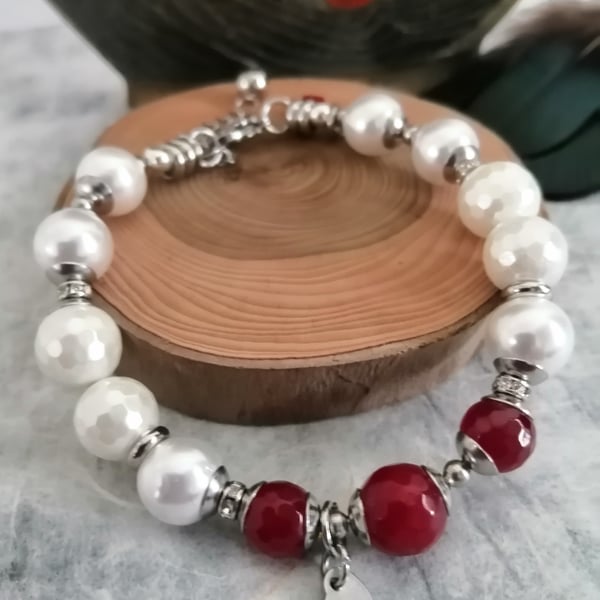 White pearl and red quartz beaded bracelet,