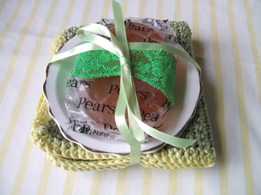 Crocheted cotton face cloth, with vintage soap dish and Pears soap - green
