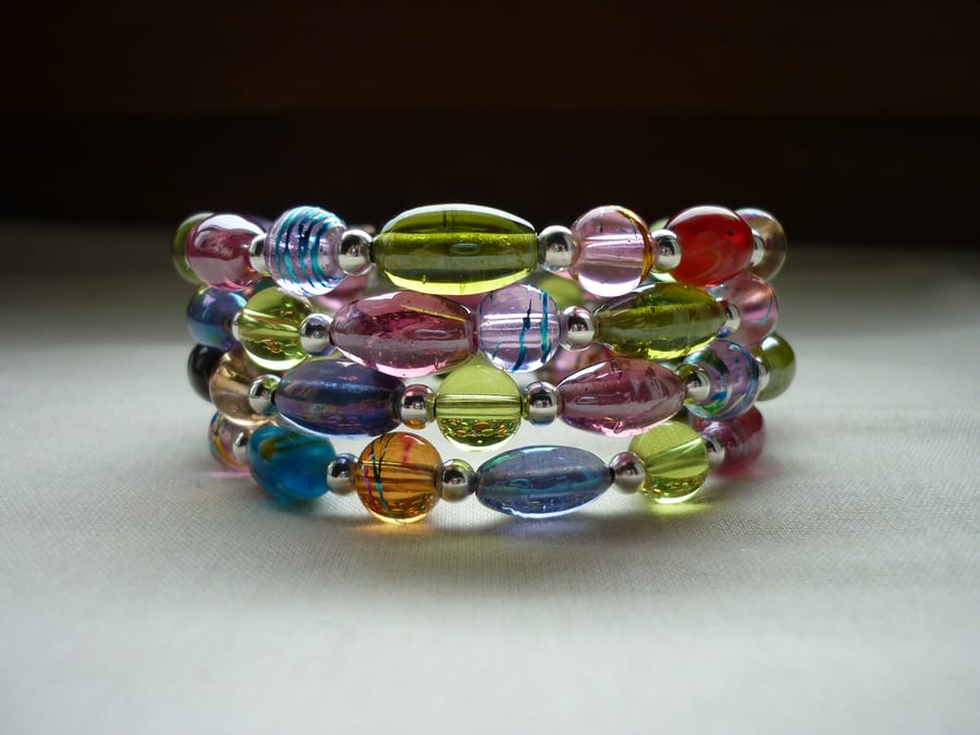 MULTI COLOURED GLASS BEAD MEMORY WIRE BRACELET.  773