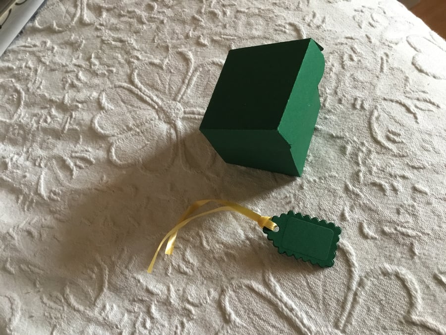 Gift box. Wedding favour box. Self assembly box. Jewellery gift box. CC465