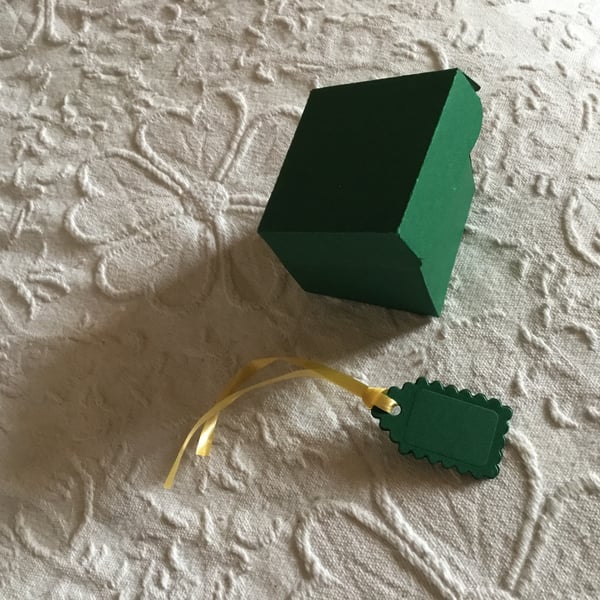 gift box. Wedding favour box. Self assembly box. Jewellery gift box. CC465