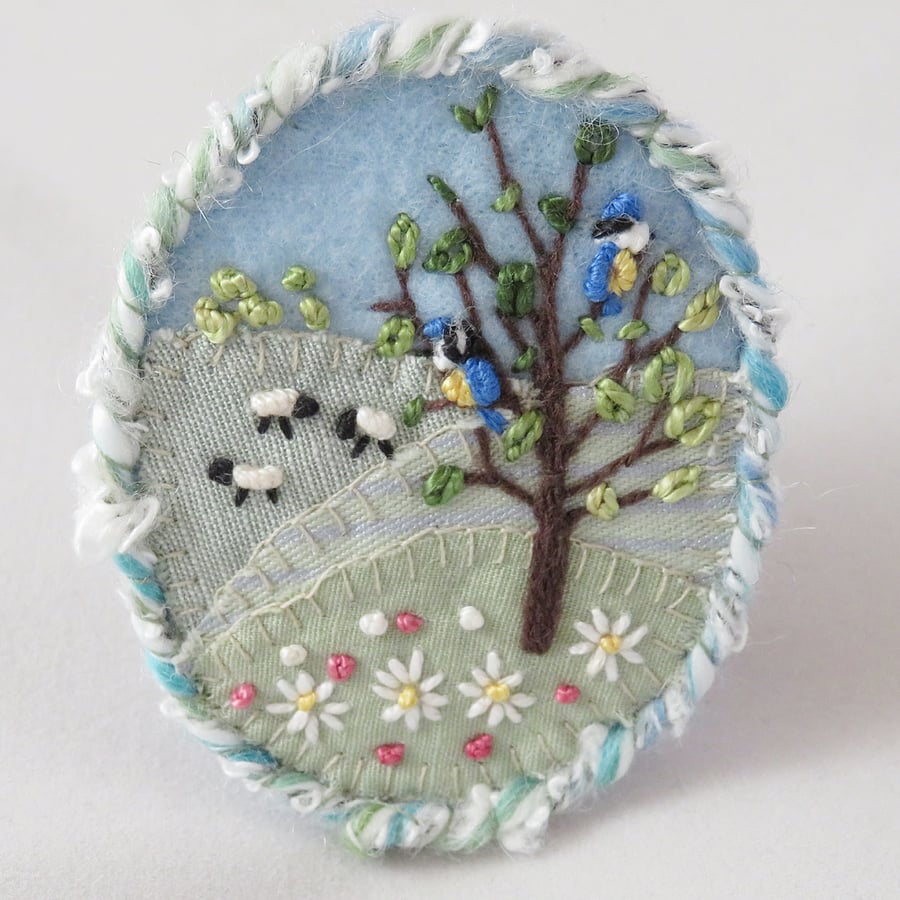 Brooch - Summer daisies and blue tits