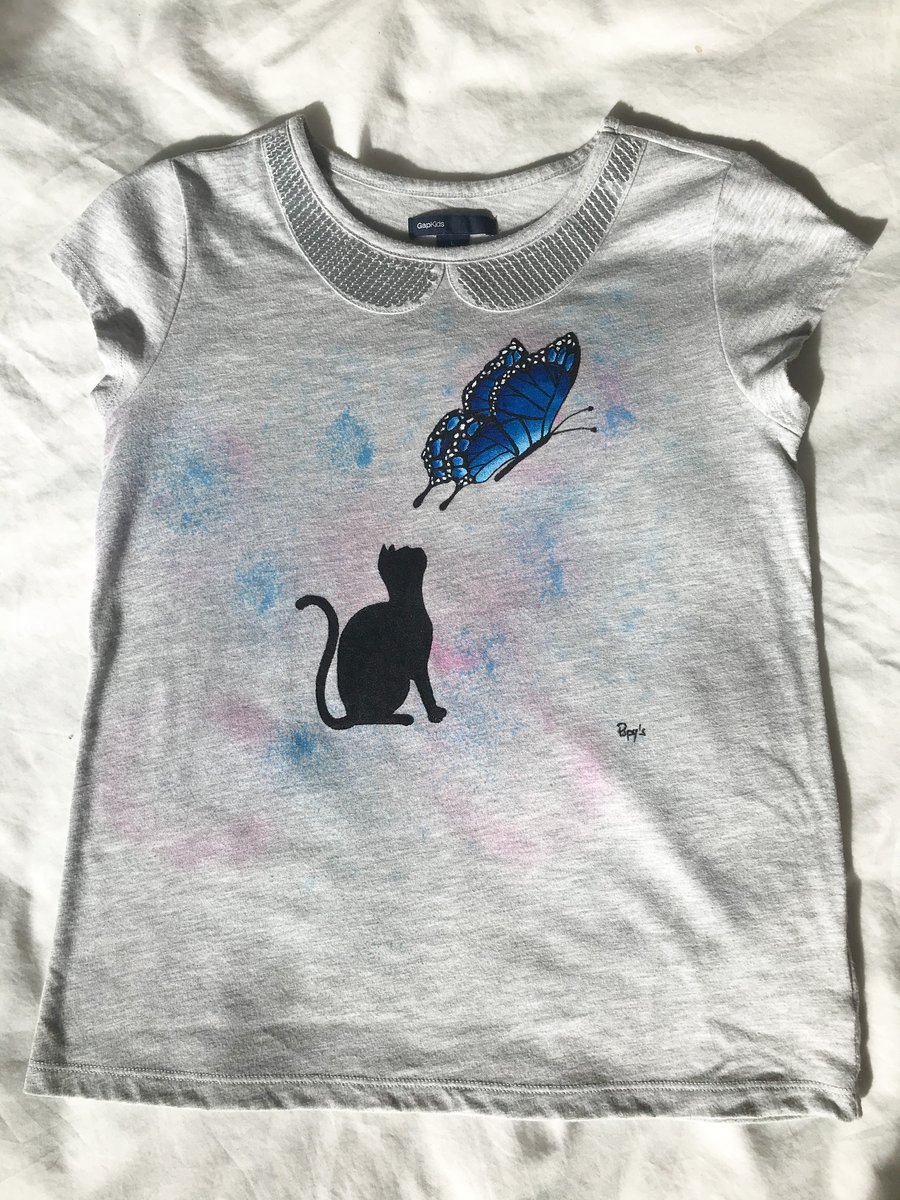 CAT STARING AT A BUTTERFLY - UPCYCLED GAP KIDS GREY TOP 