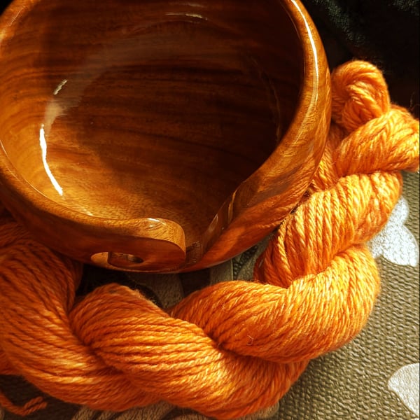 Leo hand spun yarn – wool-silk blend - 85 yards