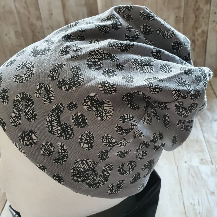 0-2 years Beanie and infinity loop grey leopard, UV light fabric, colour change