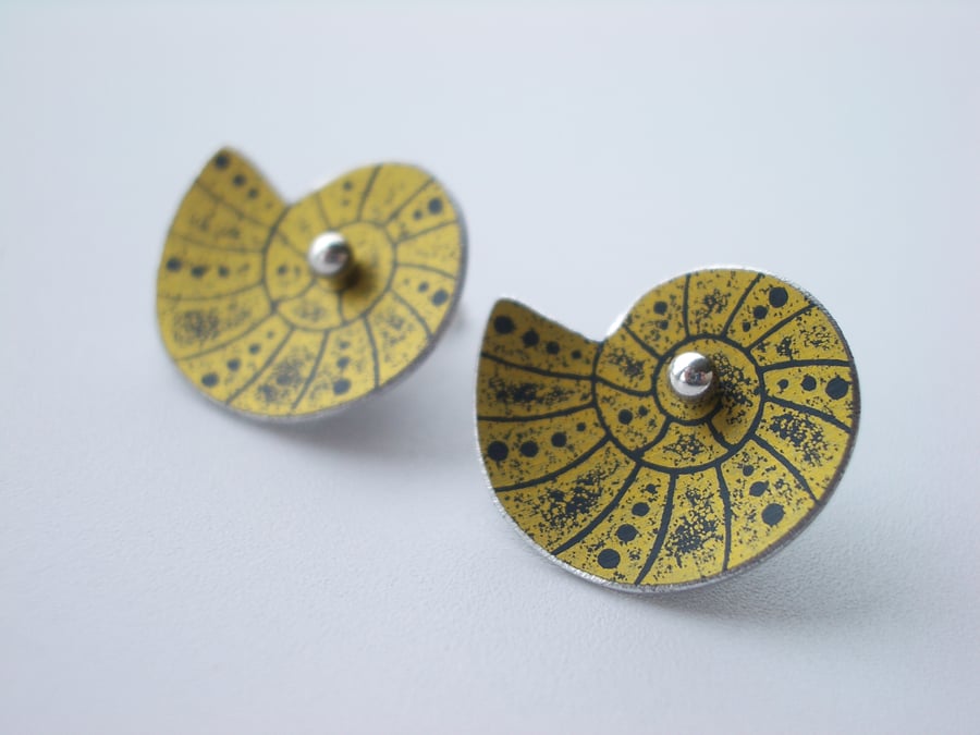 Seconds Sale Shell studs in black and gold