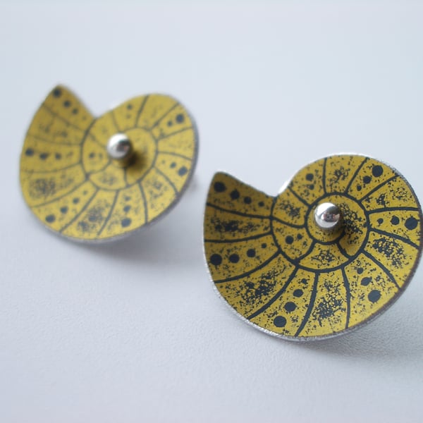 Seconds Sale Shell studs in black and gold