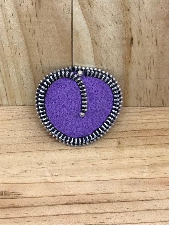  Felt Zip Brooch. (076)
