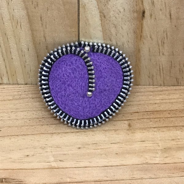  Felt Zip Brooch. (076)